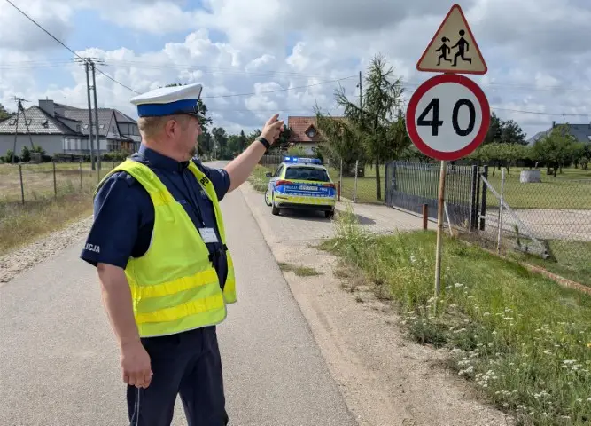 Policja kontroluje oznakowanie dróg w rejonie szkół