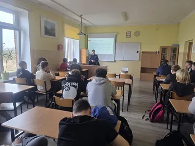 Profilaktyka w szkołach prowadzona przez policjantkę