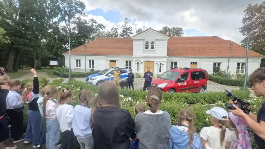 Policjantka edukuje dzieci o bezpieczeństwie podczas wakacji